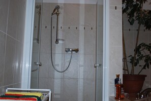 Chambre Double | Équipements de salle de bain | Baignoire et douche séparées, baignoire relaxante profonde