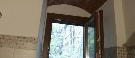 Regadera, regadera tipo lluvia, bidet, toallas