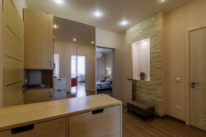 Apartemen, 2 kamar tidur | Brankas dan dilengkapi dengan perabotan berbeda-beda