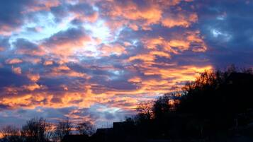 Un tramonto con un cielo pieno di nuvole.
