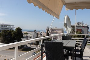 Outdoor dining - Luxurious 3-Bedroom Seaside Retreat | Fully Renovated April 2025 (Glyfada)