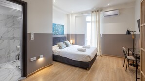 Une chambre à coucher moderne avec un lit, une table de chevet et une fenêtre avec des rideaux.
