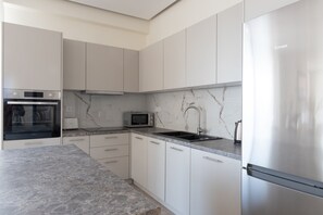 Kühlschrank, Mikrowelle, Ofen, Wasserkocher mit Kaffee-/Teezubehör