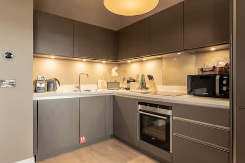 1 Bedroom Castle View Apartment | Private kitchen | Full-size fridge, microwave, oven, stovetop