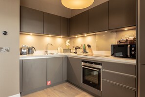 1 Bedroom Castle View Apartment | Private kitchen | Full-size fridge, microwave, oven, stovetop - No1. Apartments Edinburgh - George IV Bridge (Edinburgh)