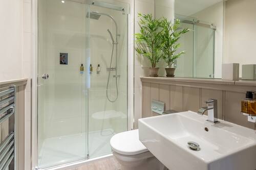 Douche à « effet pluie », articles de toilette gratuits, sÚche-cheveux