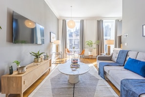 Apartamento City, 1 habitación, vistas a la ciudad | Zona de estar | Una Smart TV