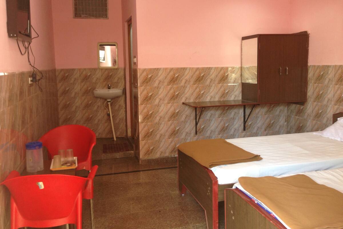 2 bedrooms, pillow-top beds, minibar, in-room safe