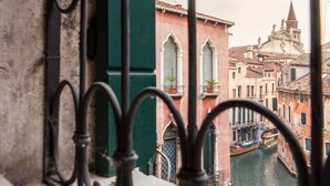 Vista di un canale con edifici e una chiesa sullo sfondo.