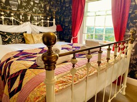 Easby Room | Premium bedding, free WiFi, bed sheets