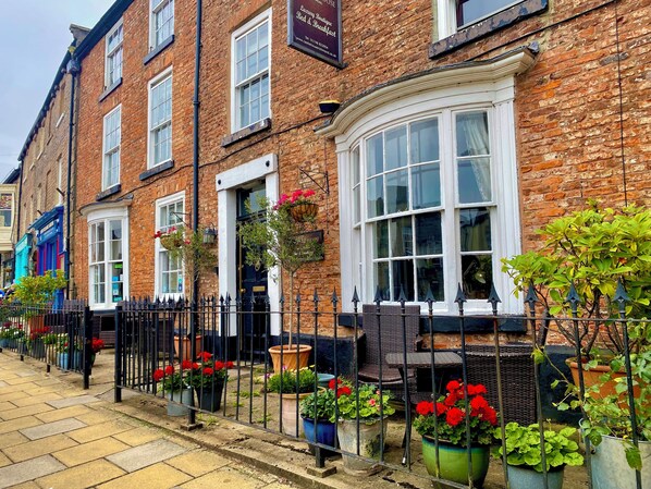 Front of property - The Castle House Luxury Bed & Breakfast (Richmond)