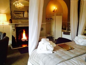 Richmond Suite | Premium bedding, free WiFi, bed sheets - The Castle House Luxury Bed & Breakfast (Richmond)