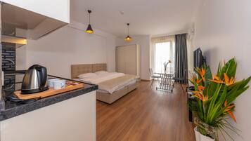 Ylelliset vuodevaatteet, pimennysverhot, äänieristys, vauvansängyt