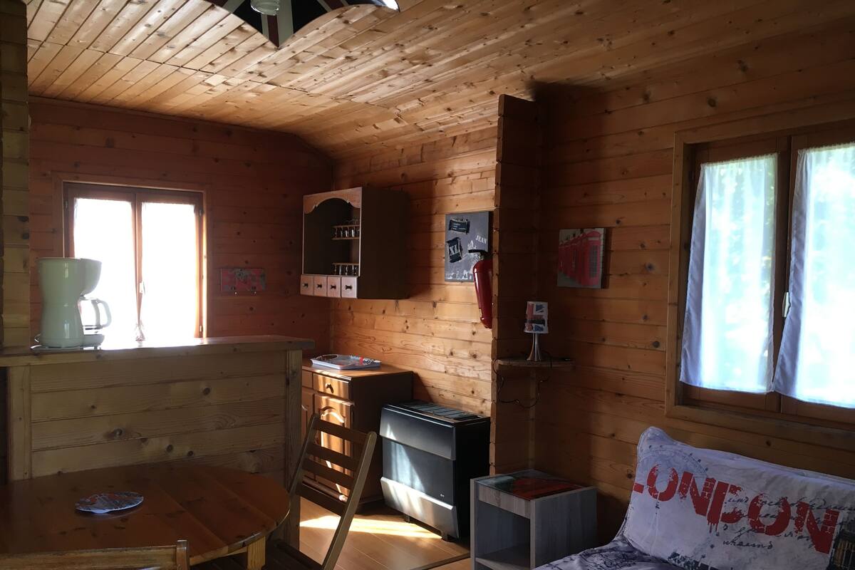 Chalet, 2 Schlafzimmer | Wohnbereich | Flachbildfernseher