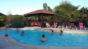 Außenpool (je nach Saison geöffnet), Sonnenschirme, Liegestühle