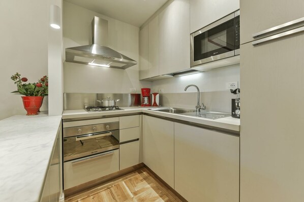 Kühlschrank, Mikrowelle, Ofen, Herdplatte