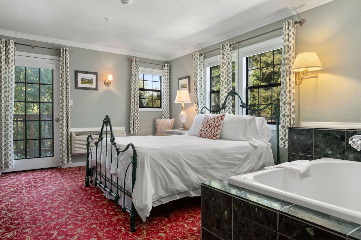 1 bedroom, premium bedding, pillowtop beds, individually decorated