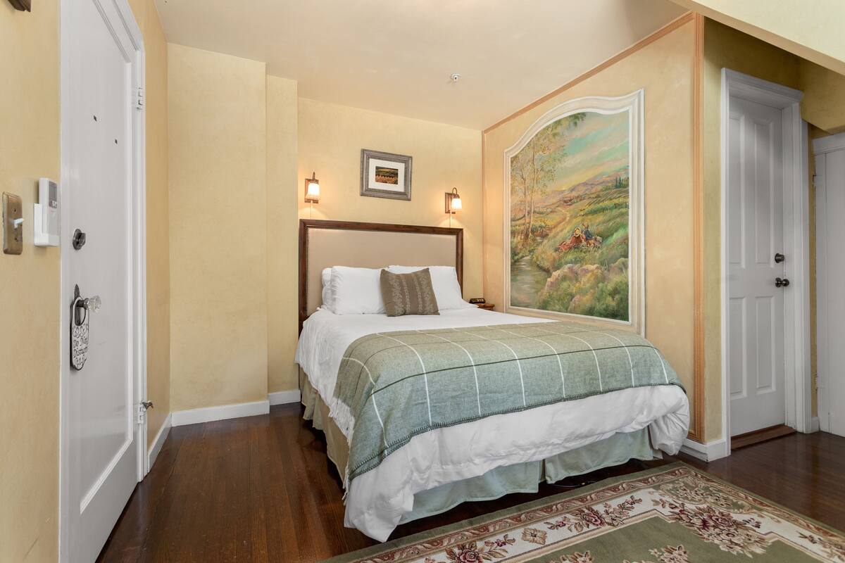 1 bedroom, premium bedding, pillowtop beds, soundproofing