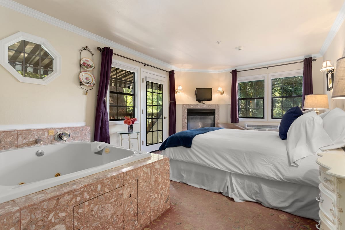 1 bedroom, premium bedding, pillowtop beds, individually decorated