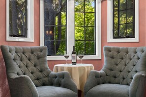 43-inch LCD TV with cable channels, TV - Candlelight Inn Napa Valley (Napa)