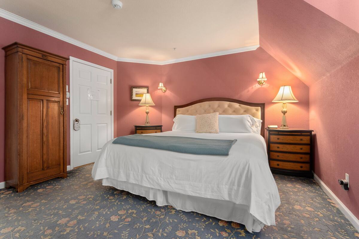 1 bedroom, premium bedding, pillowtop beds, soundproofing