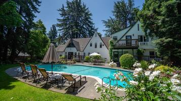 Piscina stagionale all'aperto, ombrelloni da piscina, lettini