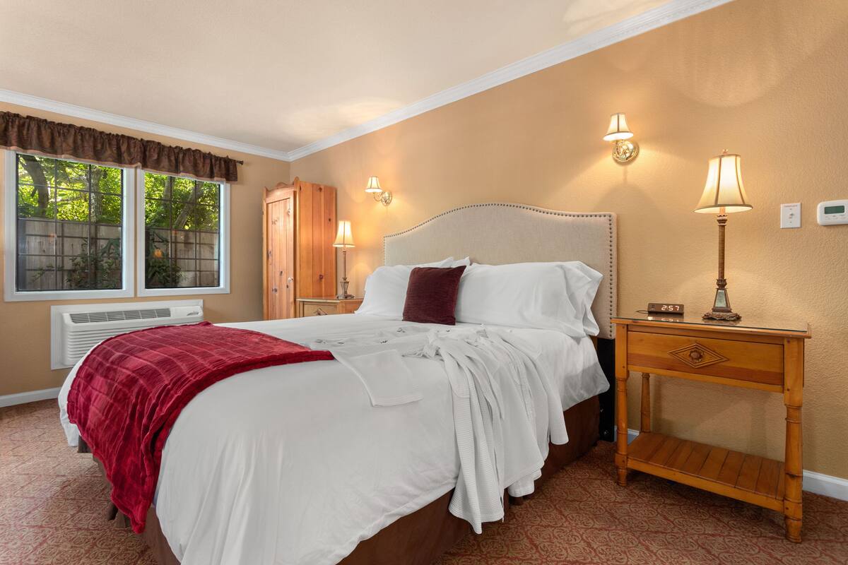 1 bedroom, premium bedding, pillowtop beds, soundproofing