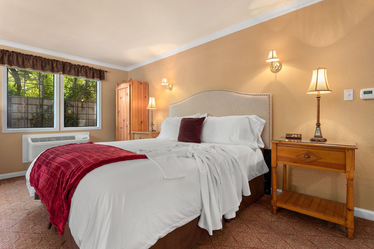 1 bedroom, premium bedding, pillowtop beds, individually decorated