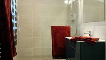 Doppelzimmer (Clairette d'Aspiran) | Badezimmer | Dusche, kostenlose Toilettenartikel, Haartrockner, Handtücher