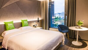 Kamar Standar | Seprai premium, meja kerja, tirai kedap cahaya, dan kedap suara