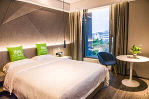 Standardzimmer | Hochwertige Bettwaren, Schreibtisch, Verdunkelungsvorhänge