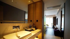 Shower, pancuran hujan, perlengkapan mandi gratis, dan pengering rambut