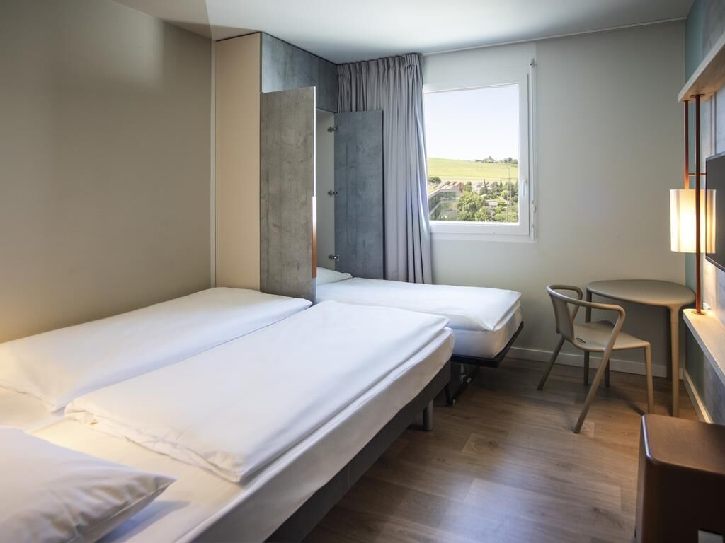 Room | Blackout drapes, soundproofing, free cribs/infant beds, free WiFi