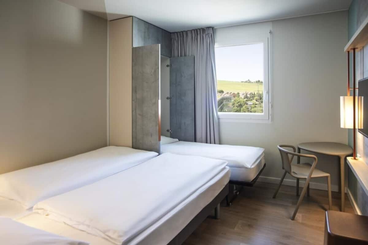 Room | Blackout drapes, soundproofing, free cribs/infant beds, free WiFi