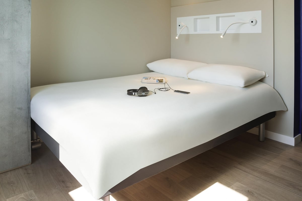 blackout curtains, soundproofing, free cots/infant beds, free wifi