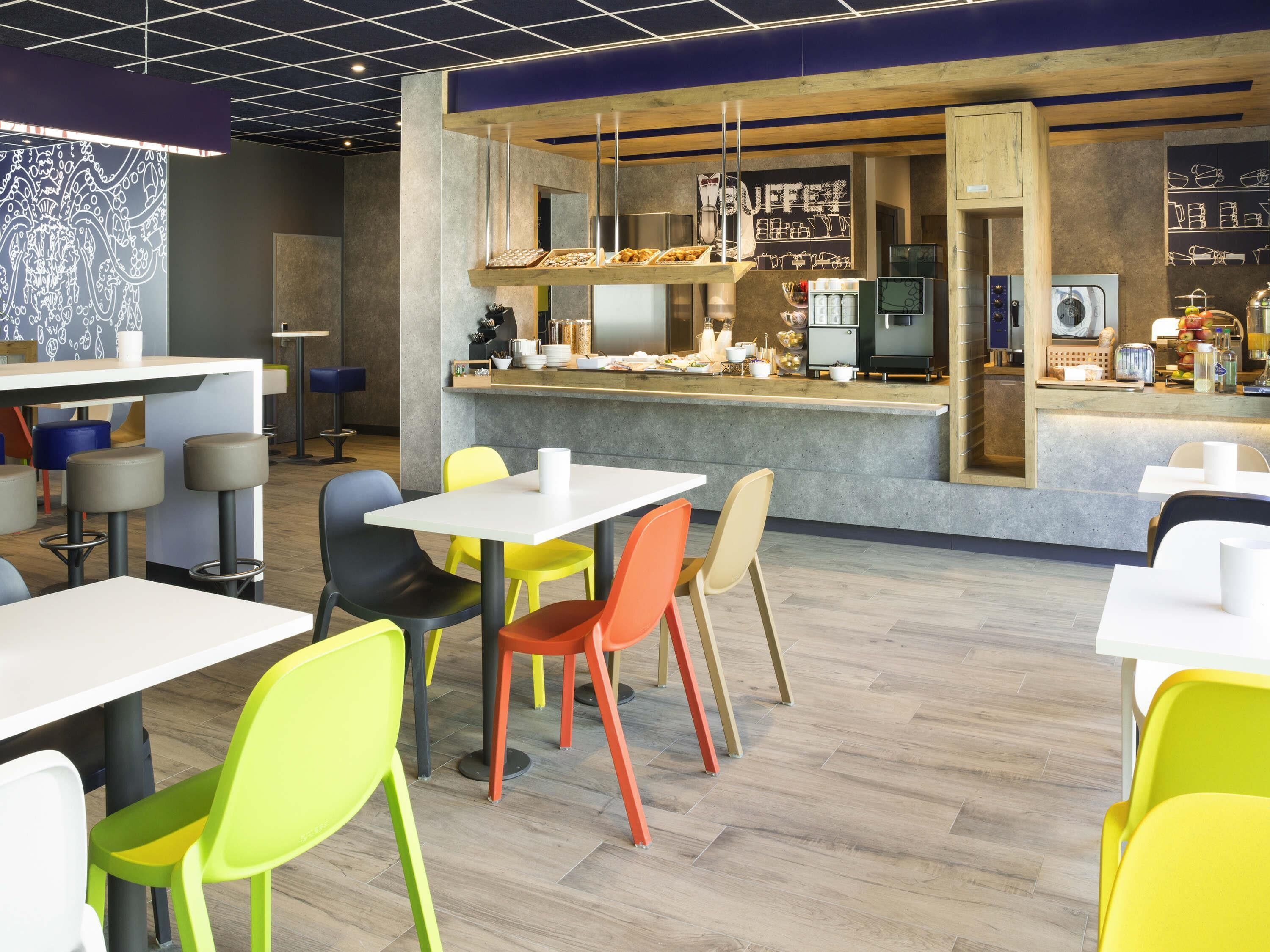 Petit déjeuner buffet (12 CHF par personne)