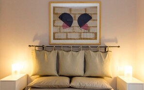 Dobbelt- eller tomannsrom, ikke-røyk | Safe på rommet, skrivebord, blendingsgardiner og wi-fi (inkludert)