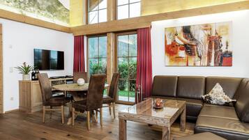 Chalet, 2 Schlafzimmer, Whirpool, Sauna (Heimat-Chalet) | Khu phòng khách | TV màn hình phẳng, sàn nhà có sưởi