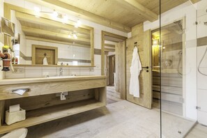 Chalet, 2 Schlafzimmer, Whirlpool, Sauna (Wald-Chalet) | Bathroom | Shower, rainfall showerhead, free toiletries, hair dryer