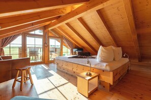 Chalet, 2 Schlafzimmer, Whirpool, Sauna (Heimat-Chalet) | 1 makuuhuone, minibaari, tallelokero huoneessa, pimennysverhot