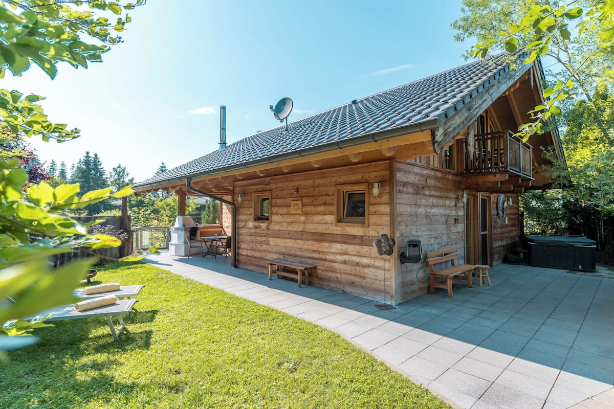 Chalet, 2 Schlafzimmer, Whirlpool, Sauna (Seeblick-Chalet) | 1 camera, minibar, una cassaforte in camera, tende oscuranti