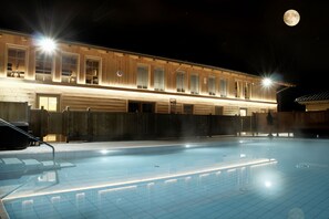 2 Außenpools, beheizter Pool, Sonnenschirme, Liegestühle
