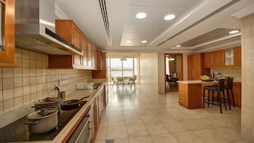 Villa, 4 Bedrooms | Private kitchen | Fridge, microwave, oven, stovetop