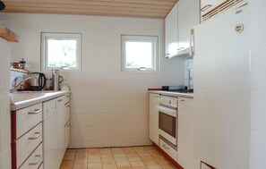 Refrigerador, parrilla de estufa, lavavajillas y cafetera y tetera 