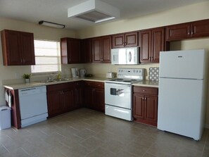 Fridge, microwave, oven, stovetop - ***Vacationers welcome! SUPER LAST MINUTE! (Cape Coral)