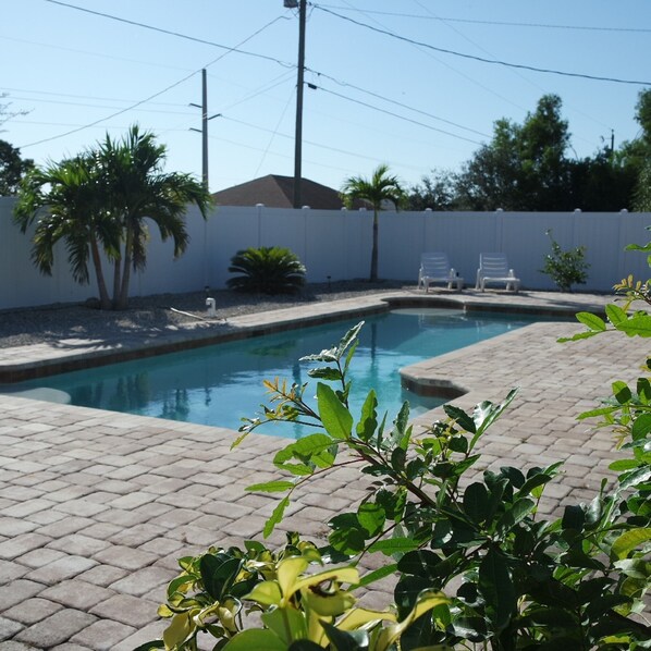 Outdoor pool, a heated pool - ***Vacationers welcome! SUPER LAST MINUTE! (Cape Coral)