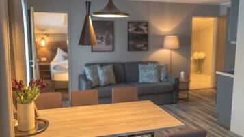 Departamento panorámico, 2 habitaciones, balcón, vista al lago | Sala de estar | Televisión de pantalla plana