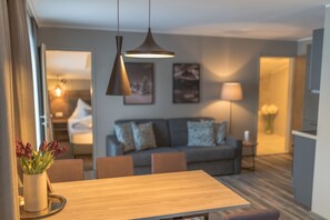 Appartement Panoramique, 2 chambres, balcon, vue lac | Salle de séjour | Télévision à écran plat