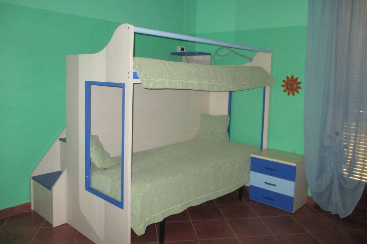 Habitación familiar, para no fumadores | Escritorio, tabla de planchar con plancha, wifi gratis y ropa de cama