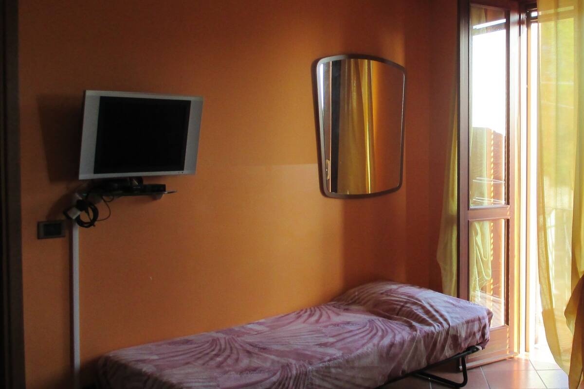 Habitación triple, varias camas, para no fumadores | Escritorio, tabla de planchar con plancha, wifi gratis y ropa de cama